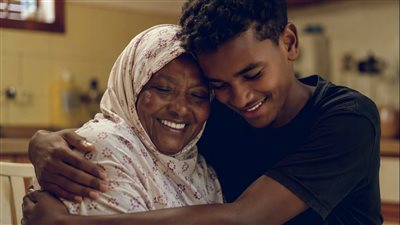 حبسها ابنها في مصحّةٍ أمام حفيدها ذي الثلاثة عشر عامًا… وبعد خمس سنوات، عاد الصبيّ بسرٍّ لم يكشف الحقيقة فقط