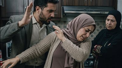 لقد تأخرتُ 15 دقيقة. صفعني زوجي وأمّه أجبرتني على الطهي 