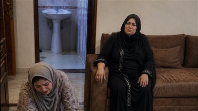 فتحتُ باب منزلي وأنا أحمل علبة شوكولاتة صغيرة