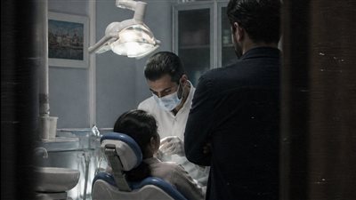 قالت ابنتي إن سنّها يؤلمها… لكن ما حدث داخل العيادة جعلني أذهب إلى الشرطة فورًا