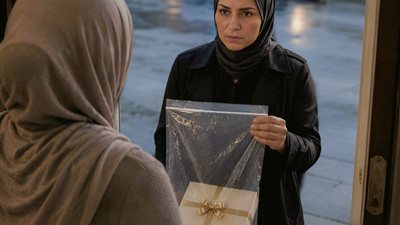 فوجئت بحماتي تمنحني علبة حلوى أثناء غياب زوجي
