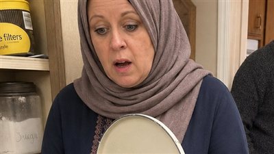 بعد جنازة أمي كنت بفضّي مخزن الأكل
