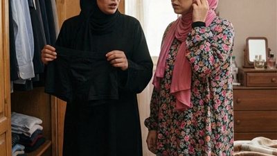 كنت عند اختي الكبيره وانا وبنضفلها الدولاب