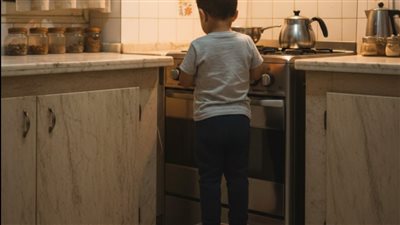 ضعْ هذا المسحوق في حساء أمك، ولا تخبر أحدًا، قالت المعلمة بهدوء لطفل في الثالثة من عمره داخل الفصل