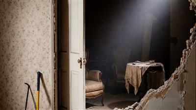 قاموا بهدم جدار منزل — حتى اكتشفوا غرفة سرية كشفت عن اختفاء عام 1978