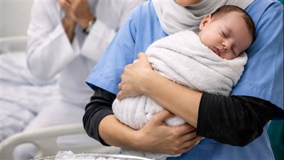 مات طفلُ رجلٍ ثريّ داخل أحد المستشفيات… إلى أن فعلت عاملةُ نظافةٍ شيئًا لا يُصدَّق